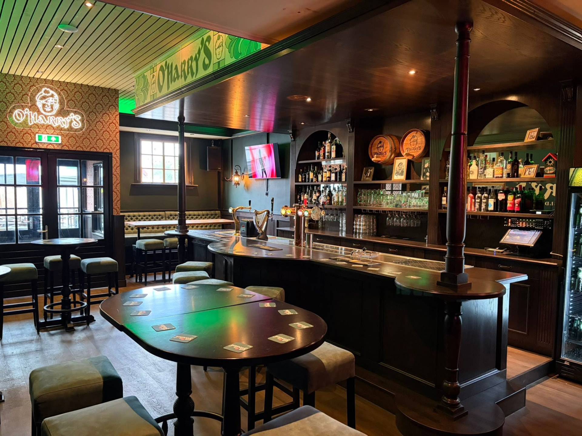 De donkere houten bar en zitplaatsen van O'Harry's